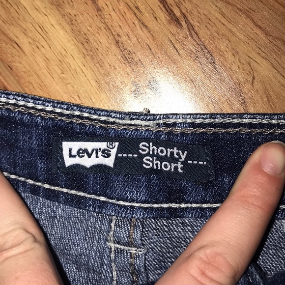✨Levi’s shorty short - Picture 2 of 6